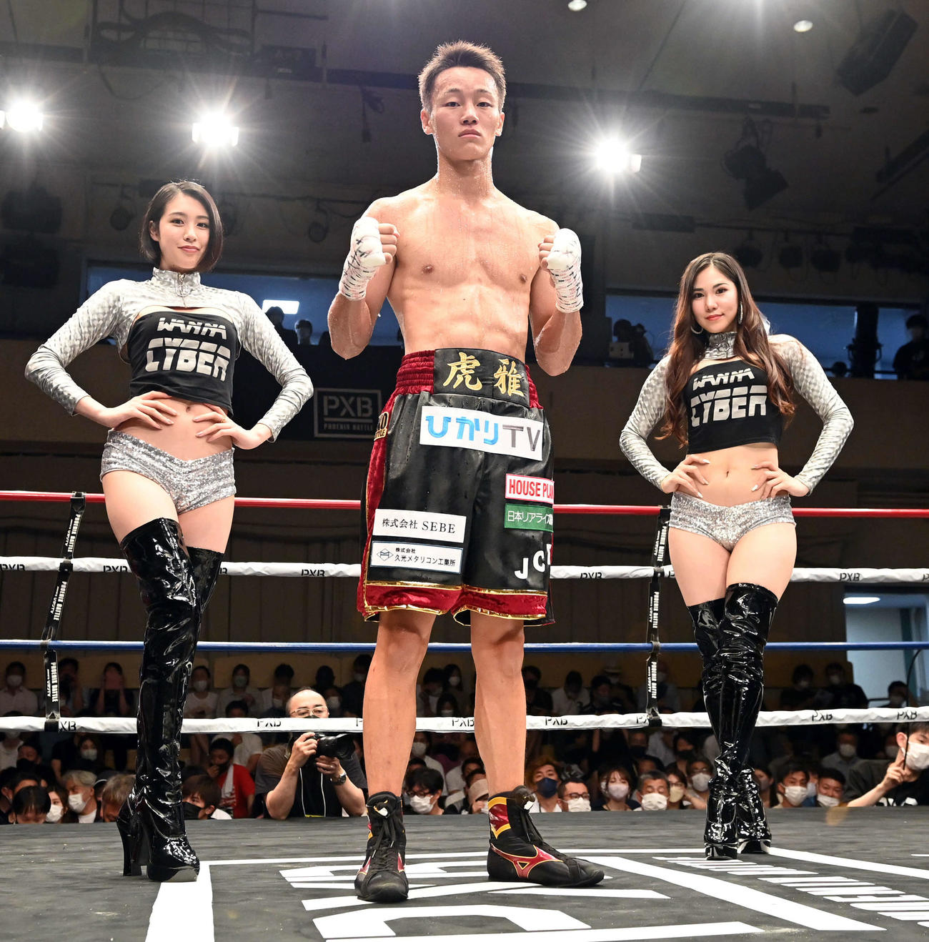 2回KO勝ちして記念撮影に臨む今永。左はCHIAKI、右はジェニー（撮影・たえ見朱実）