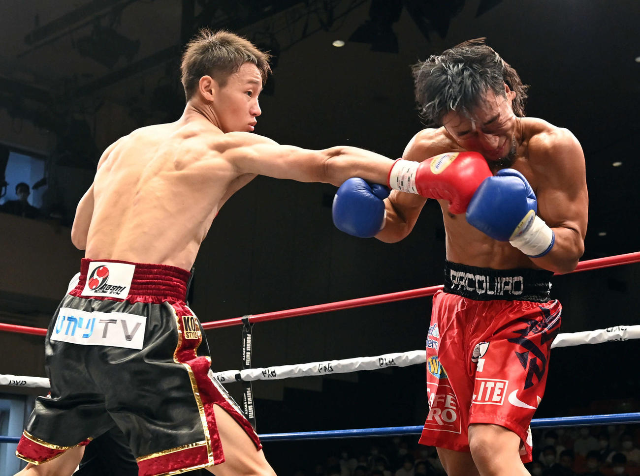 1回、今永（左）は浜崎に右パンチを見舞う（撮影・たえ見朱実）