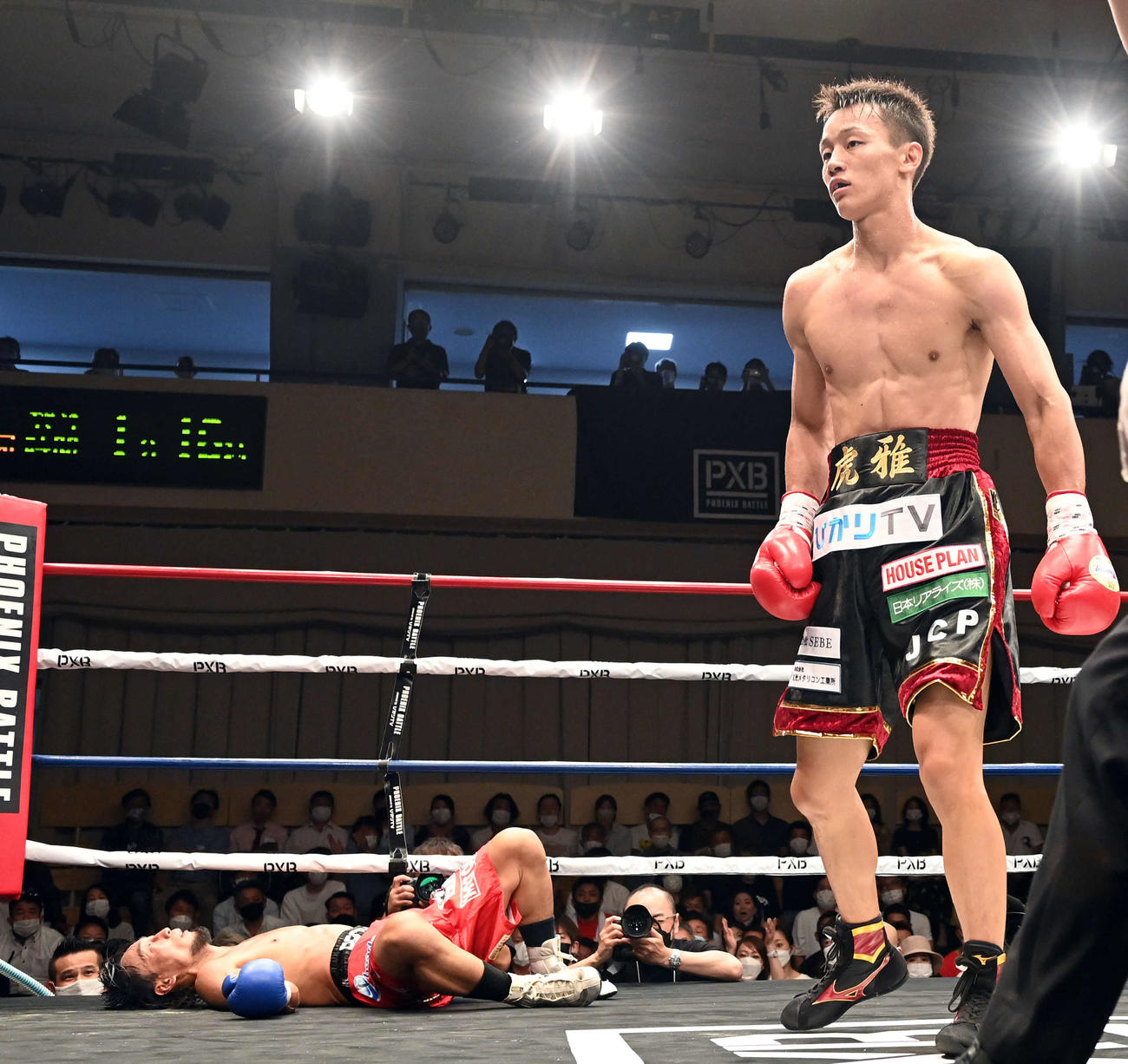 62キロ契約6回戦　2回、今永（右）は浜崎からダウンを奪う（撮影・たえ見朱実）