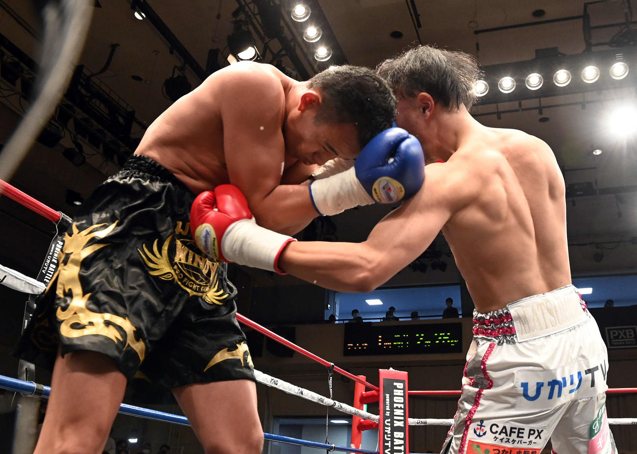 1回、松本圭佑の左ボディーがナクハリン・ハンギュにヒット（撮影・たえ見朱実）