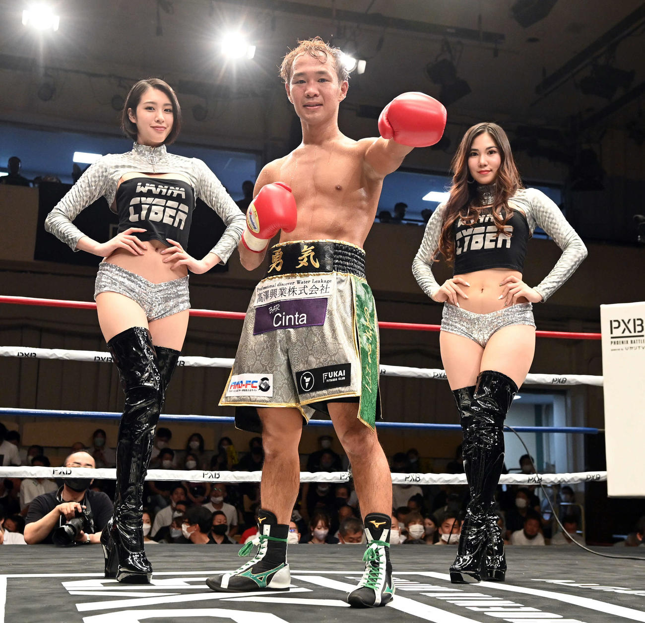 ライトフライ級6回戦　判定勝ちした内田（中央）左からラウンドガールのCHIAKIさん、1人おいてJENNYさん（撮影・たえ見朱実）