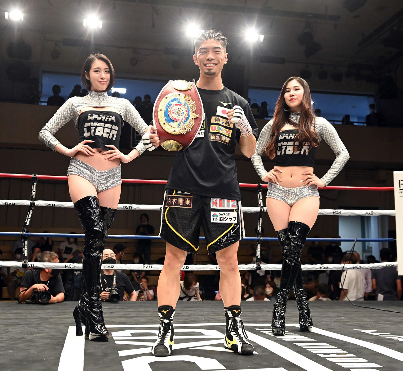 橋詰将義に5回TKOで勝利し新チャンピオンになった田中（中央）。左からラウンドガールを務めたCHIAKIさん、1人おいてJENNYさん（撮影・たえ見朱実）