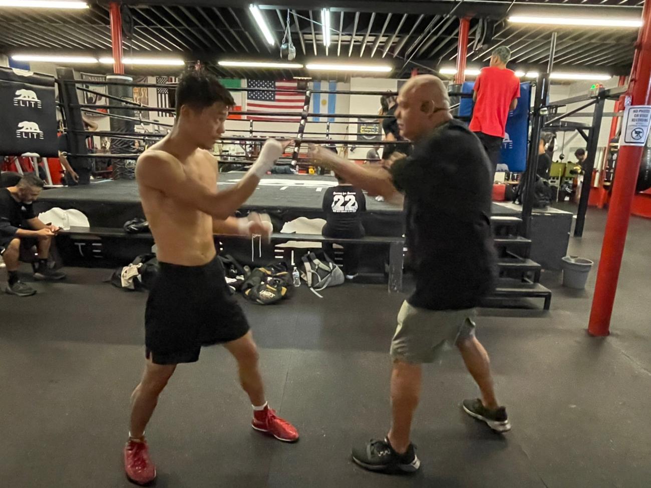 米ロス合宿で、ルディ・エルナンデス・トレーナー（右）の指導を受けたWBO世界フライ級王者中谷潤人（M.Tジム提供）