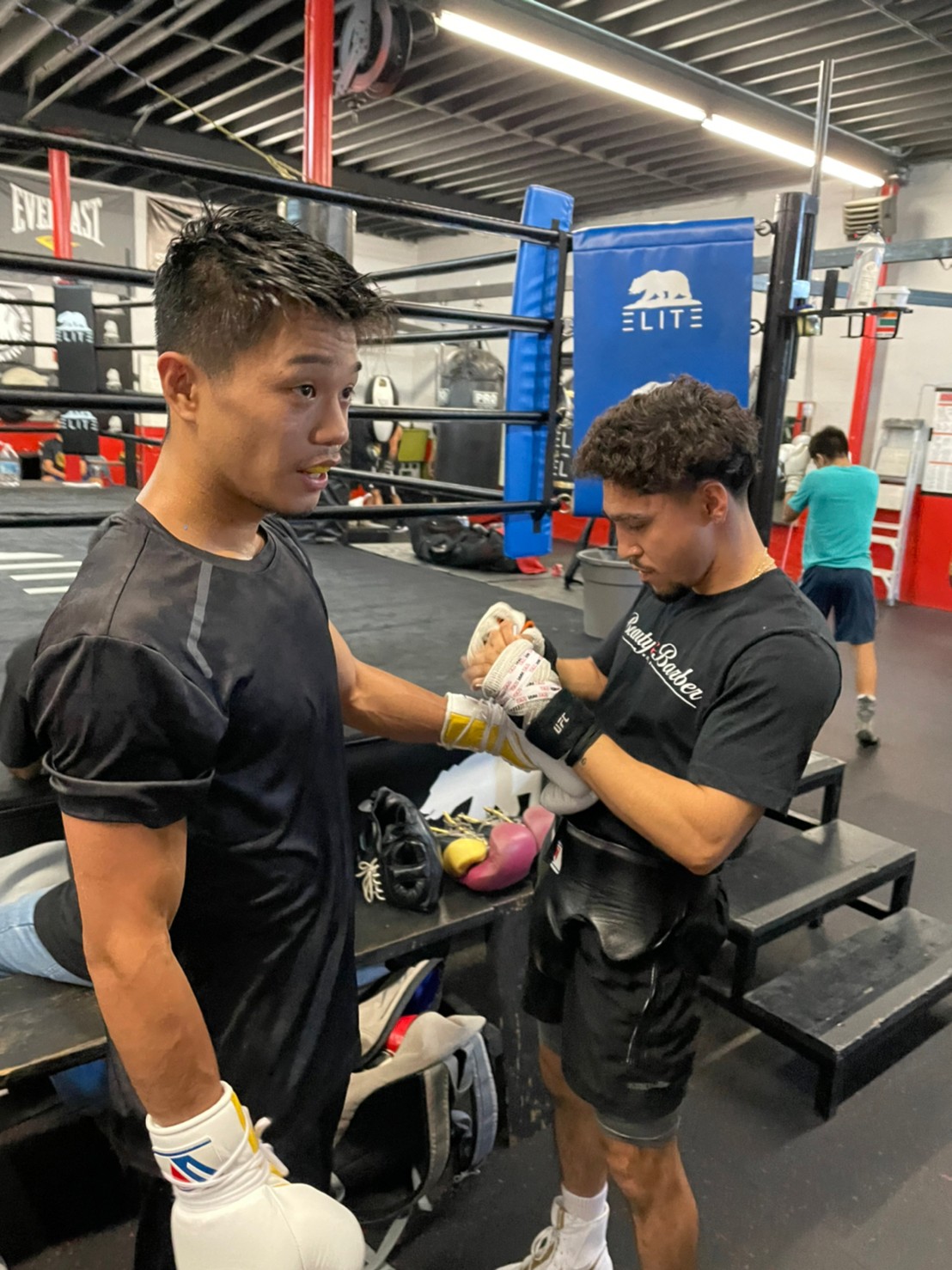 米ロス合宿で計80ラウンド以上のスパーリングを消化したWBO世界フライ級王者中谷潤人（左）（M.Tジム提供）