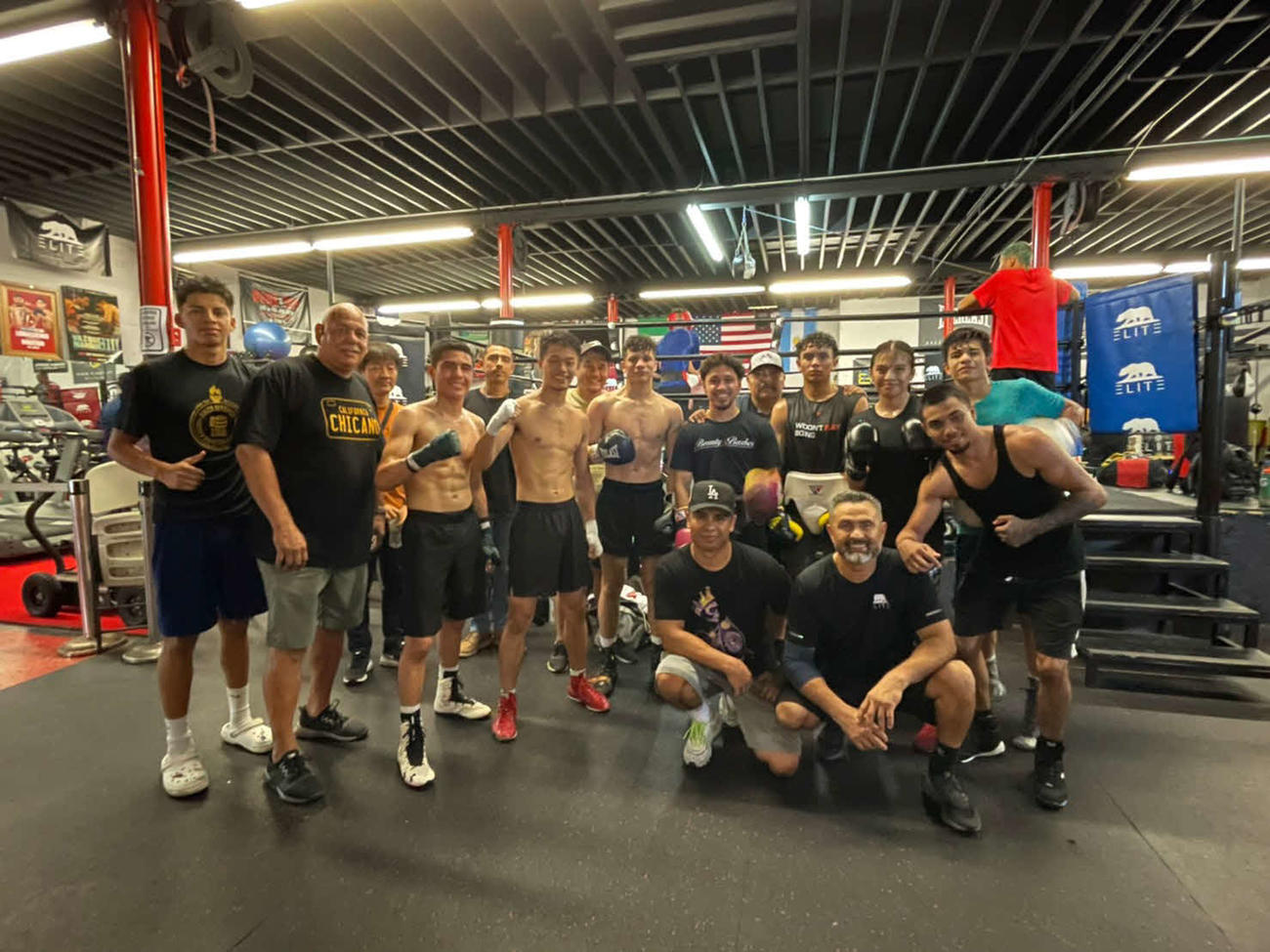 ロス合宿で一緒にトレーニングしたメンバーと写真撮影するWBO世界フライ級王者中谷潤人（最前列左から4番目）（M.Tジム提供）
