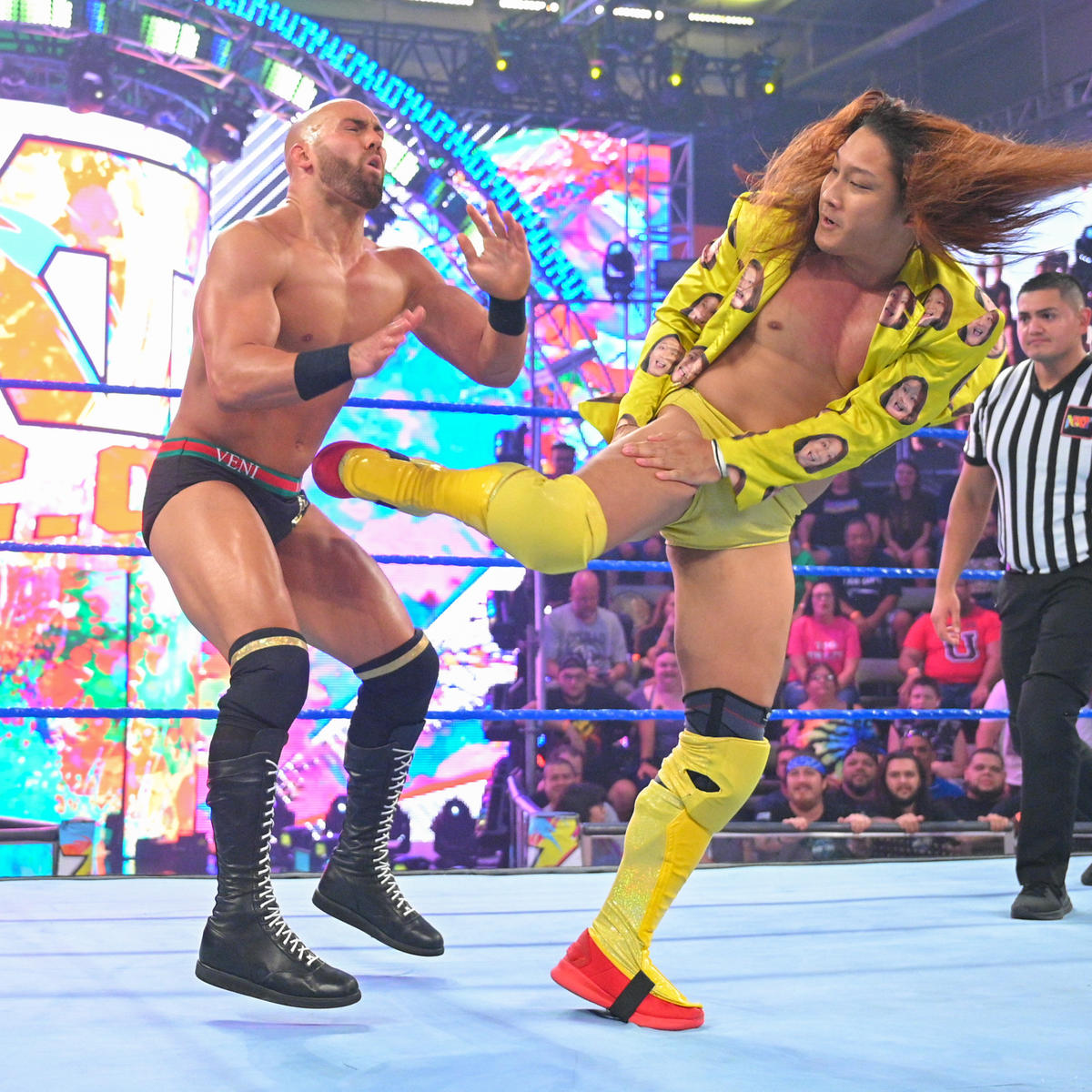 ジョバンニ・ヴィンチ（左）にキックを見舞うイケメン二郎コピーライト2022 WWE, Inc. All Rights Reserved.