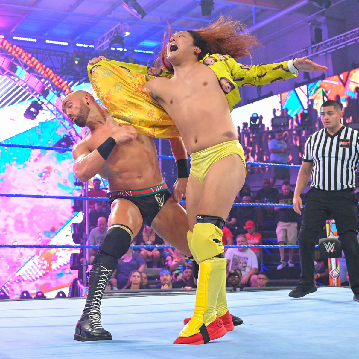 ジョバンニ・ヴィンチ（左）にジャケット掌底を打ち込むイケメン二郎コピーライト2022 WWE, Inc. All Rights Reserved.