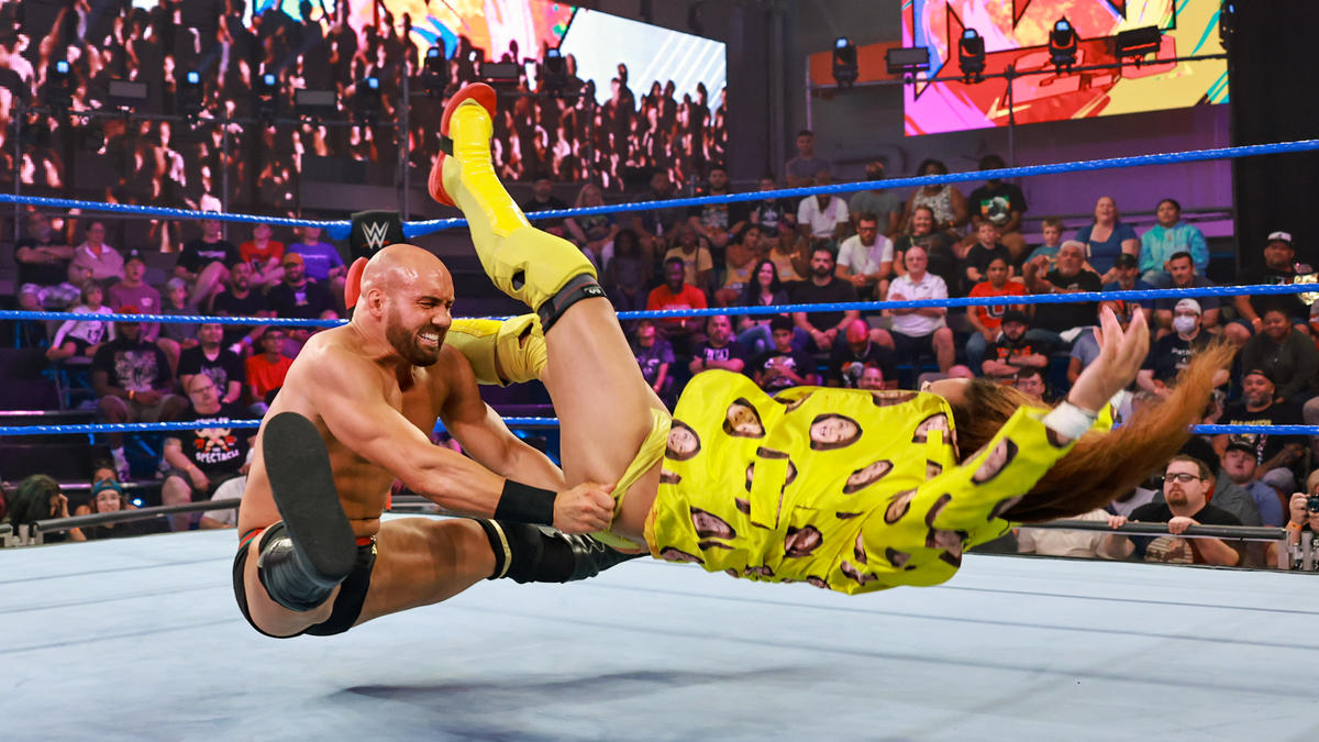 ジョバンニ・ヴィンチ（左）のラストライドを浴びるイケメン二郎コピーライト2022 WWE, Inc. All Rights Reserved.