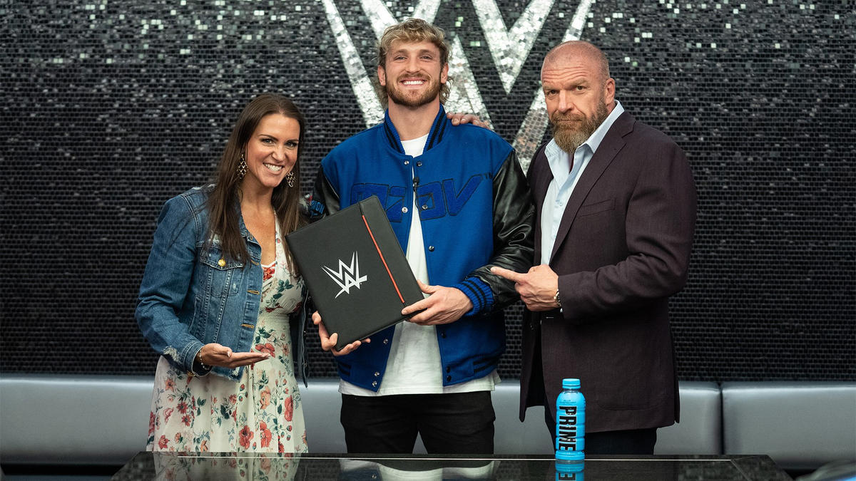 WWEステファニー・マクマホン暫定会長（左端）、トリプルH（右端）と並ぶローガン・ポール（C）2022 WWE, Inc. All Rights Reserved.