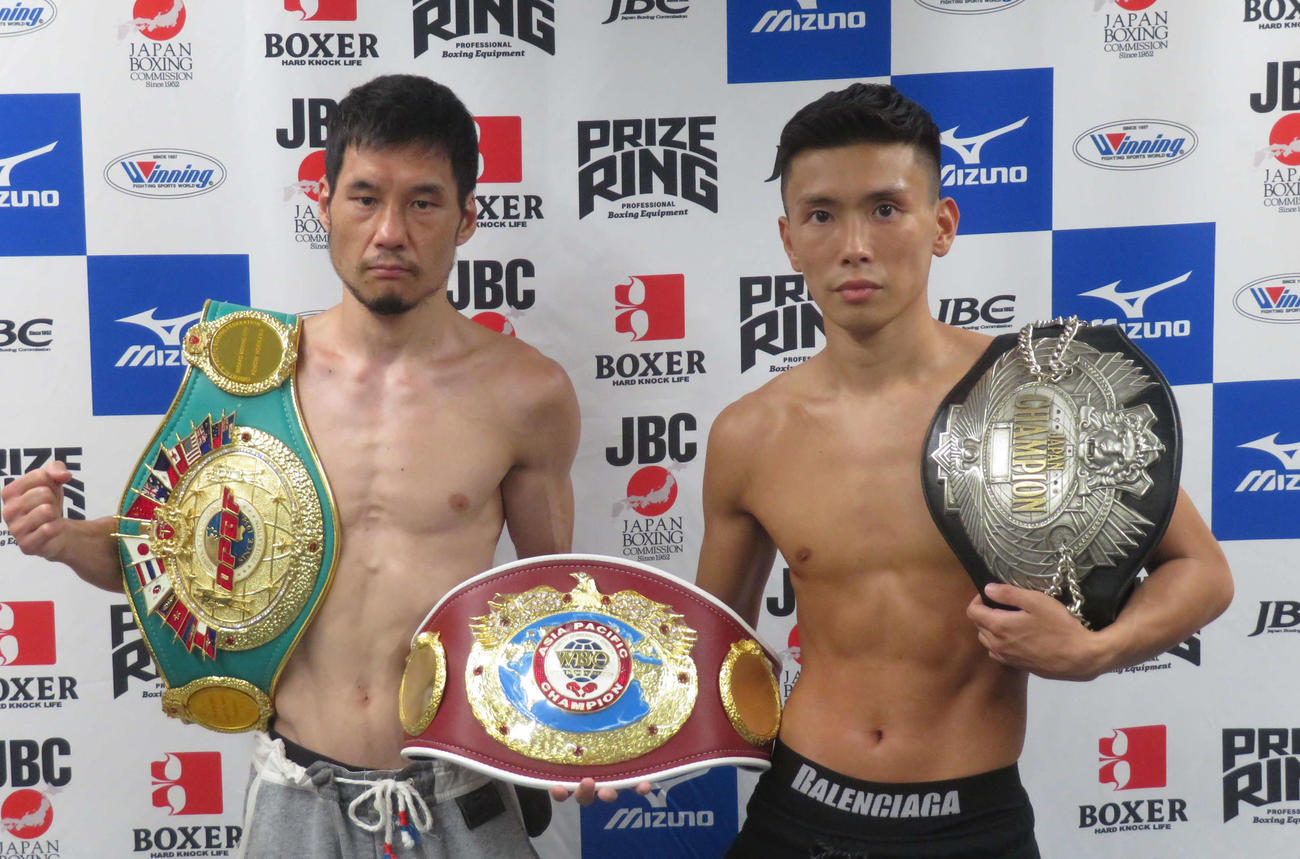 日本、東洋太平洋、WBOアジア・パシフィックのライトフライ級3冠統一戦に臨む日本王者岩田（右）と東洋太平洋王者堀川