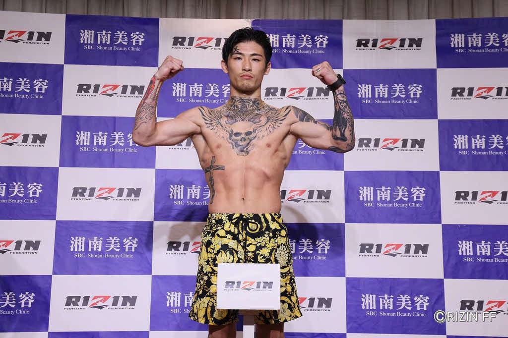 前日計量をパスし、引き締まった表情でポーズを取る平本(C)RIZIN FF