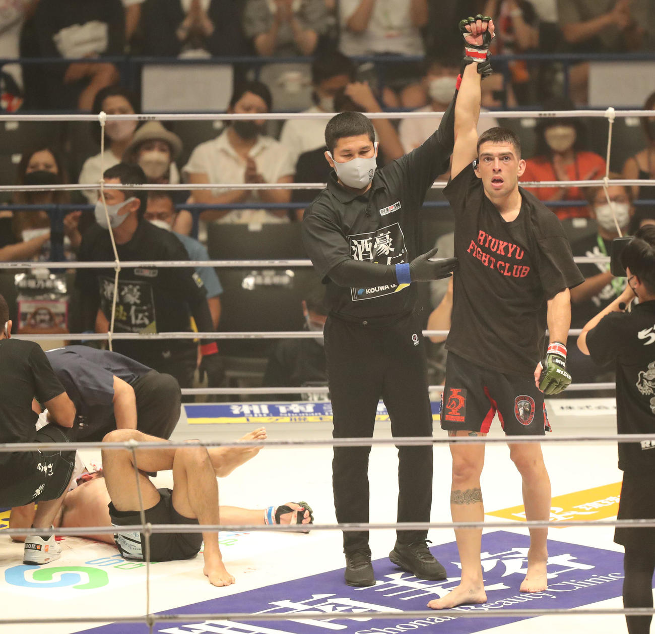 タナー・ロレンツォ対Orihey 2回、Oriheyに勝利し、ガッツポーズをするタナー・ロレンツォ（撮影・屋方直哉）