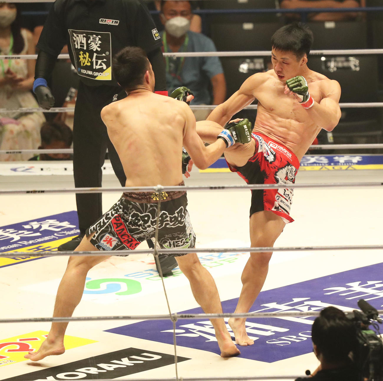 藤田大和対曹竜也　1回、曹（左）にキックを見舞う藤田（撮影・屋方直哉）