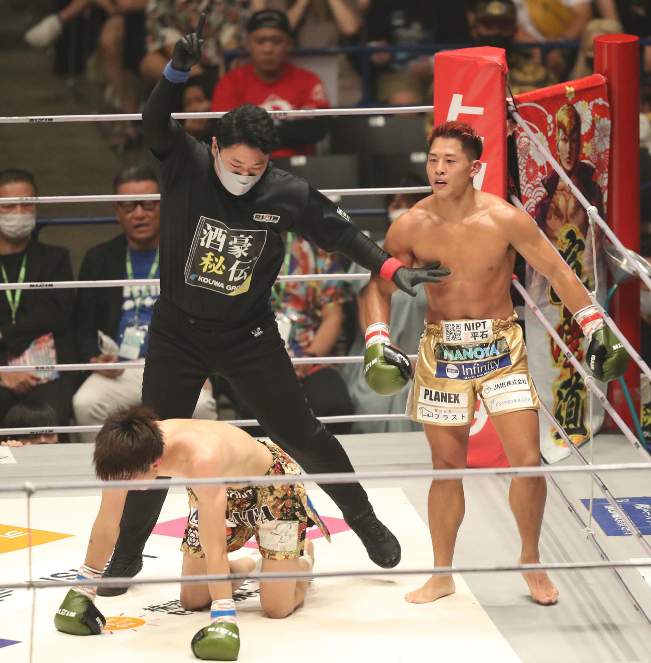 大雅対新田宗一朗　3回、新田（左）からダウンを奪う大雅（撮影・屋方直哉）