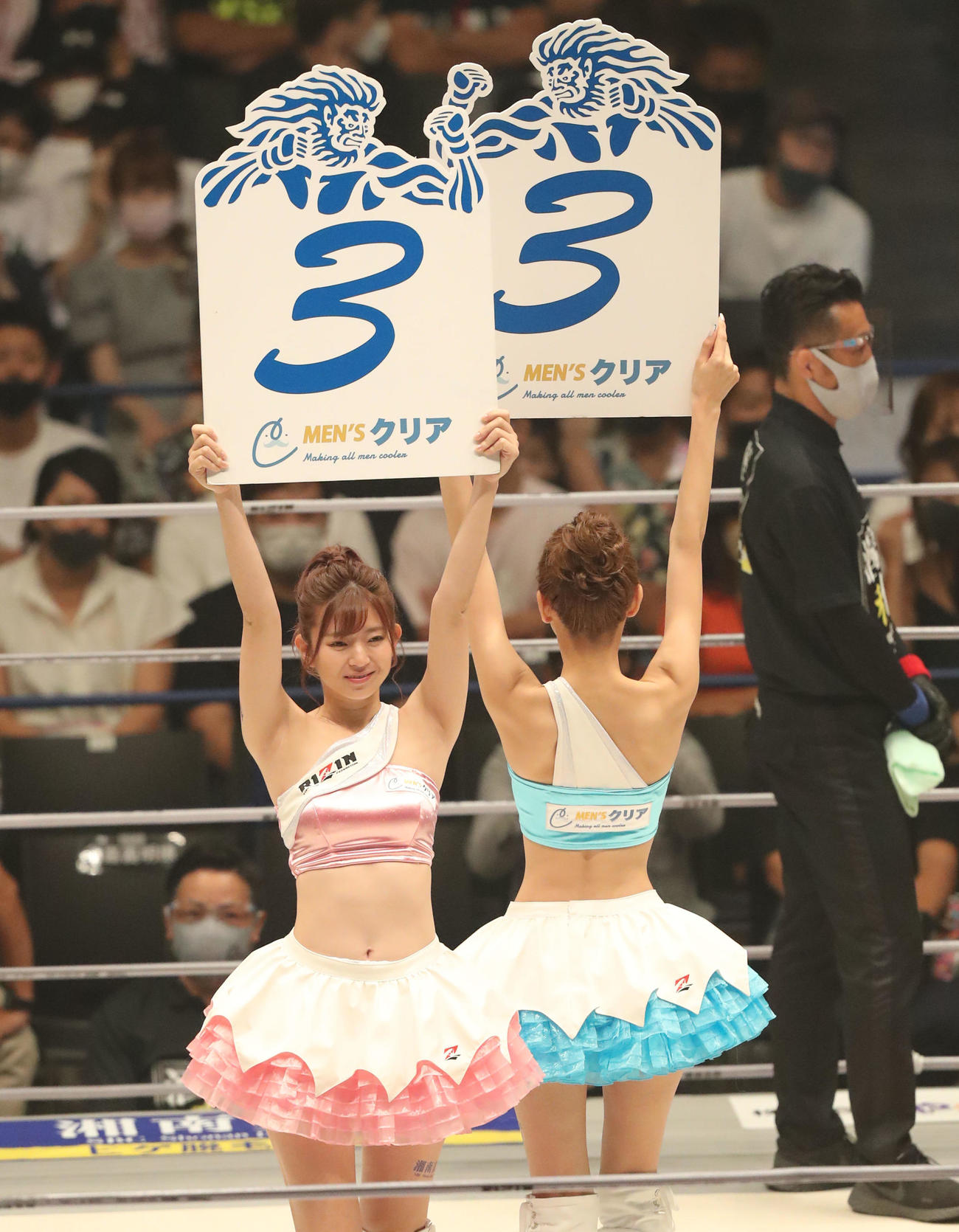 大雅対新田宗一朗　3回を示すラウンドガール（撮影・屋方直哉）