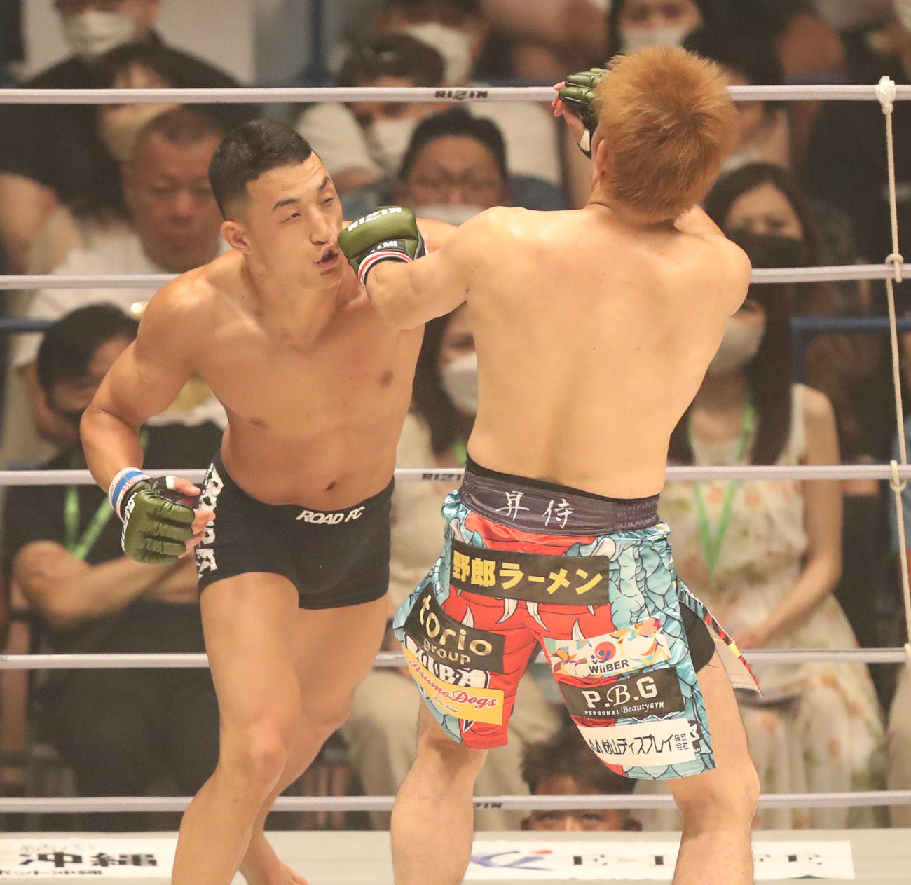 昇侍対ヤン・ジヨン　1回、昇侍にパンチを見舞うヤン・ジヨン（撮影・屋方直哉）