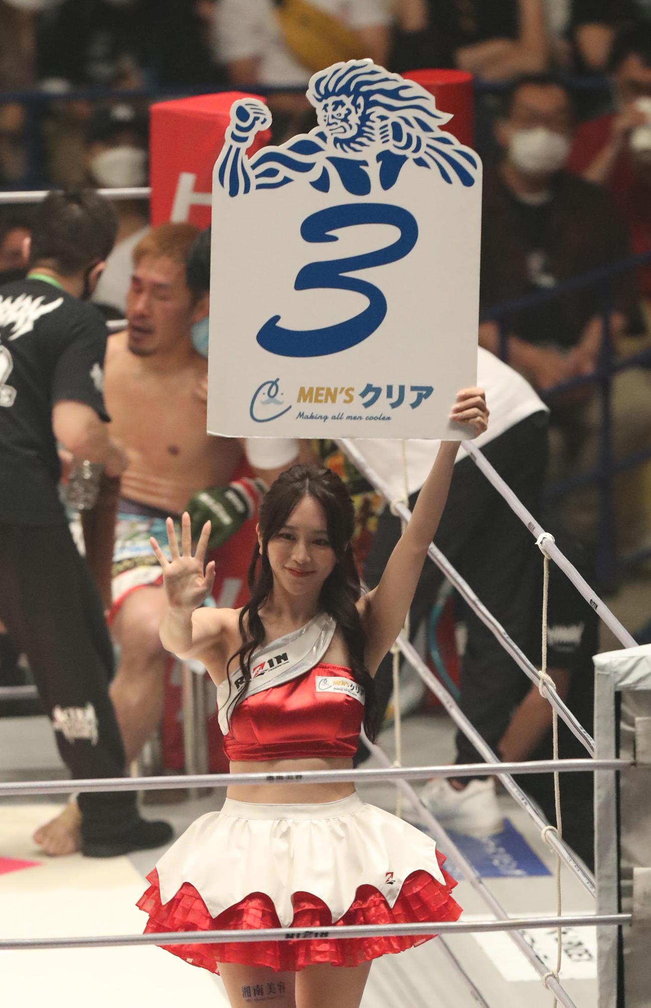昇侍対ヤン・ジヨン　3回、手を振るラウンドガール（撮影・屋方直哉）