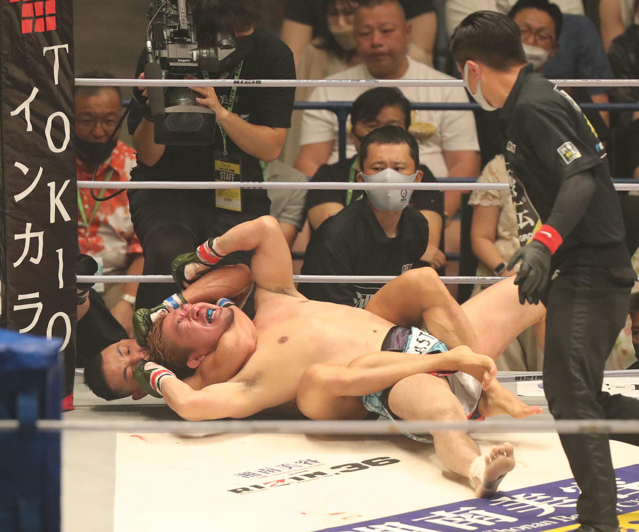 昇侍対ヤン・ジヨン　3回、昇侍の首を押さえ込むヤン・ジヨン（撮影・屋方直哉）