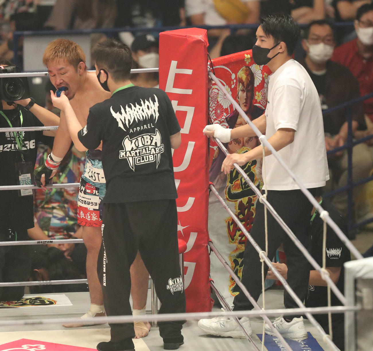 昇侍対ヤン・ジヨン　昇侍のセコンドにつく朝倉海（撮影・屋方直哉）