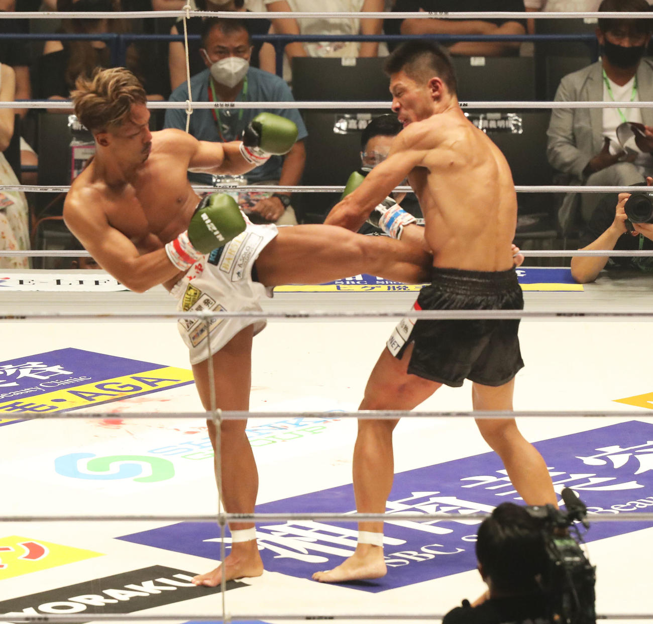 宮城寛克対吉野友規　3回、吉野（右）にキックを見舞う宮城寛（撮影・屋方直哉）
