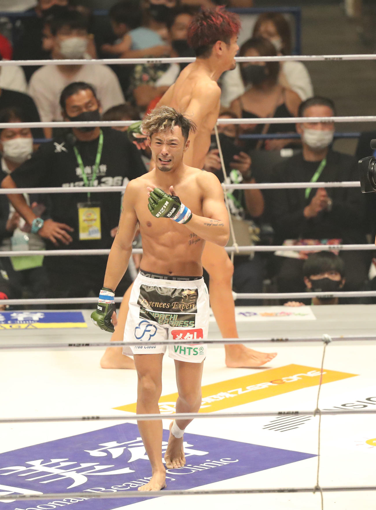 砂辺光久対中務修良　1回、砂辺に勝利し涙を流す中務（撮影・屋方直哉）