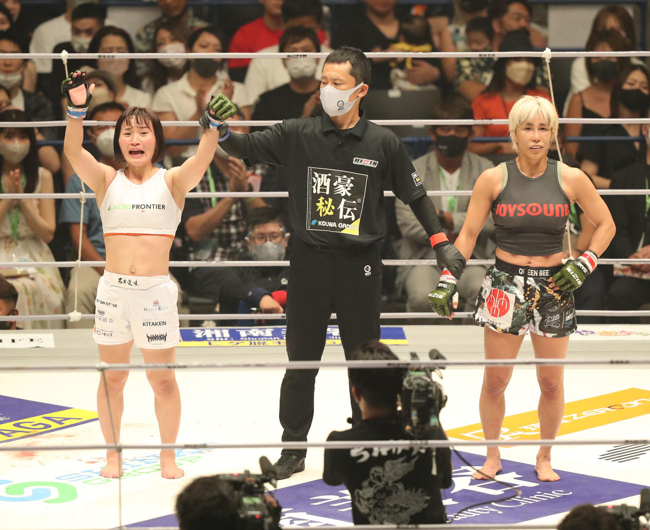 山本美憂対大島沙緒里　山本美（右）に勝利し涙を見せる大島（撮影・屋方直哉）
