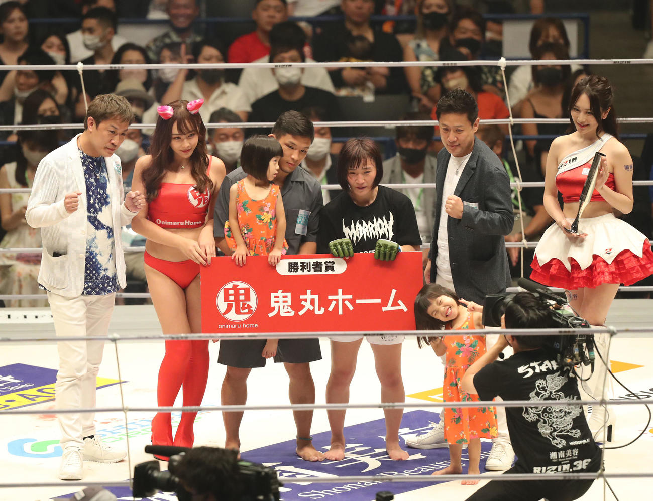 山本美憂対大島沙緒里　試合終了後にてんちむ（左から2番目）らと記念撮影をする大島（撮影・屋方直哉）