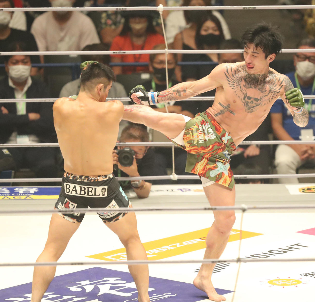 鈴木博昭対平本蓮　2回、鈴木（左）にキックを見舞う平本（撮影・屋方直哉）