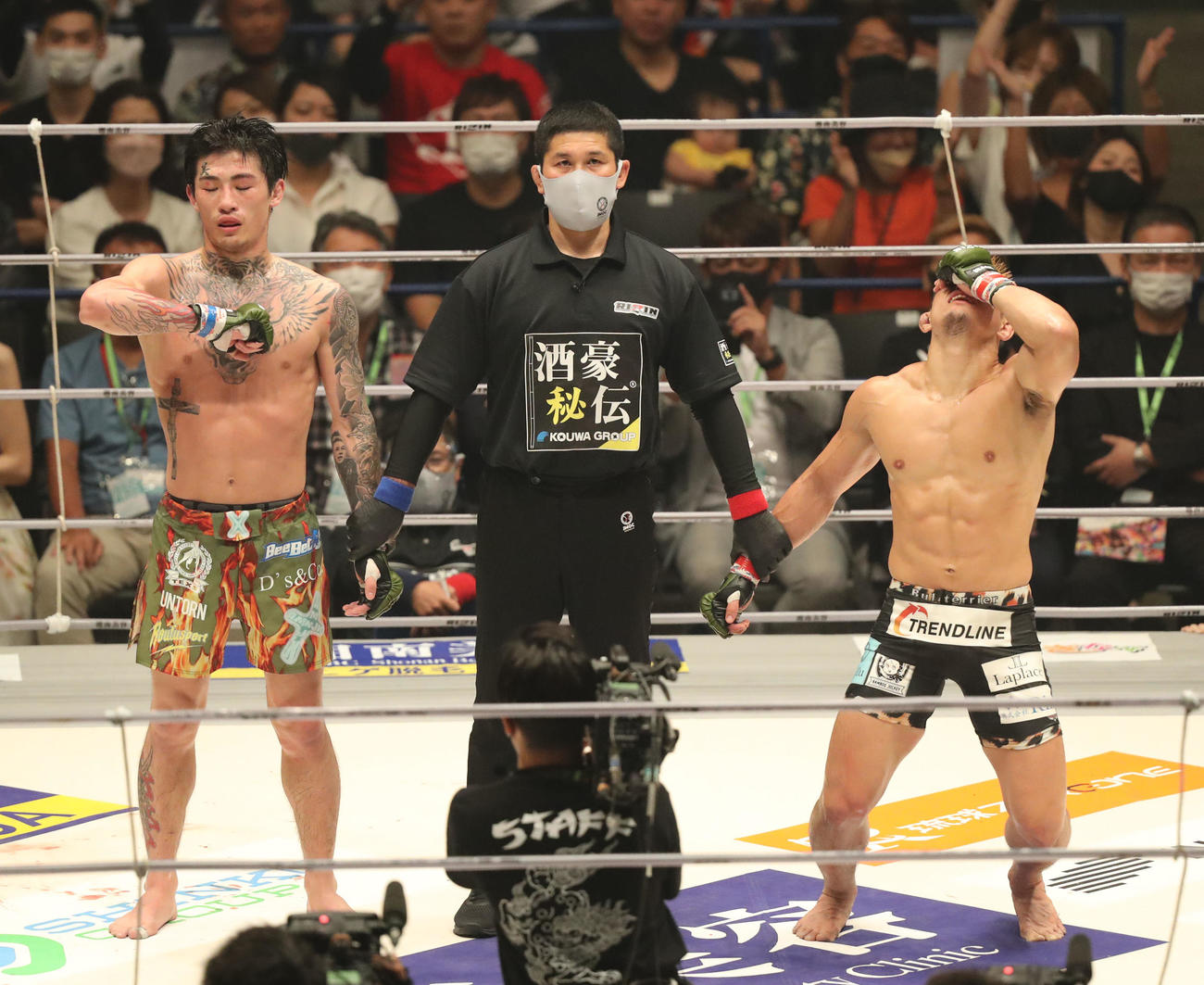 鈴木博昭対平本蓮　負けて崩れ落ちる鈴木（右）と勝利した平本（撮影・屋方直哉）