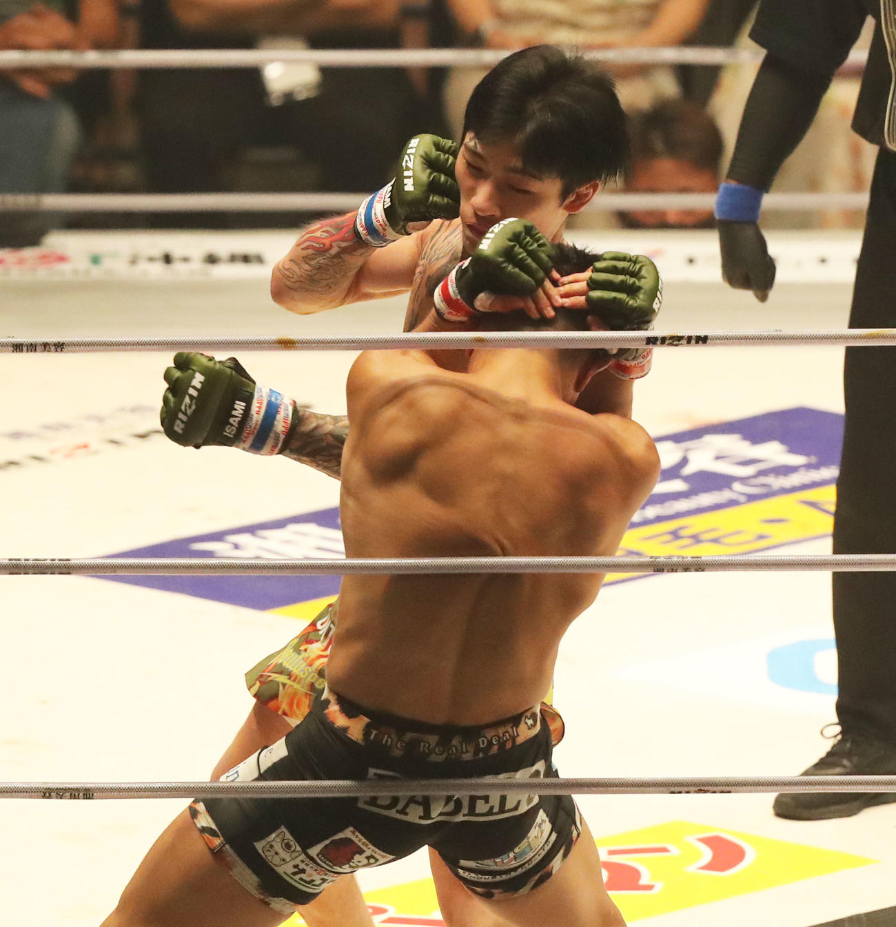 鈴木博昭対平本蓮　1回、鈴木（手前）にパンチを見舞う平本（撮影・屋方直哉）