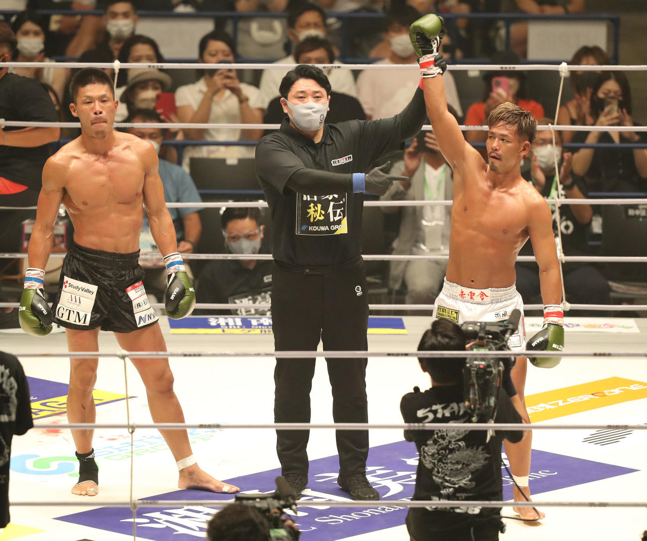 宮城寛克対吉野友規　1回、吉野（左）に勝利した宮城寛（撮影・屋方直哉）