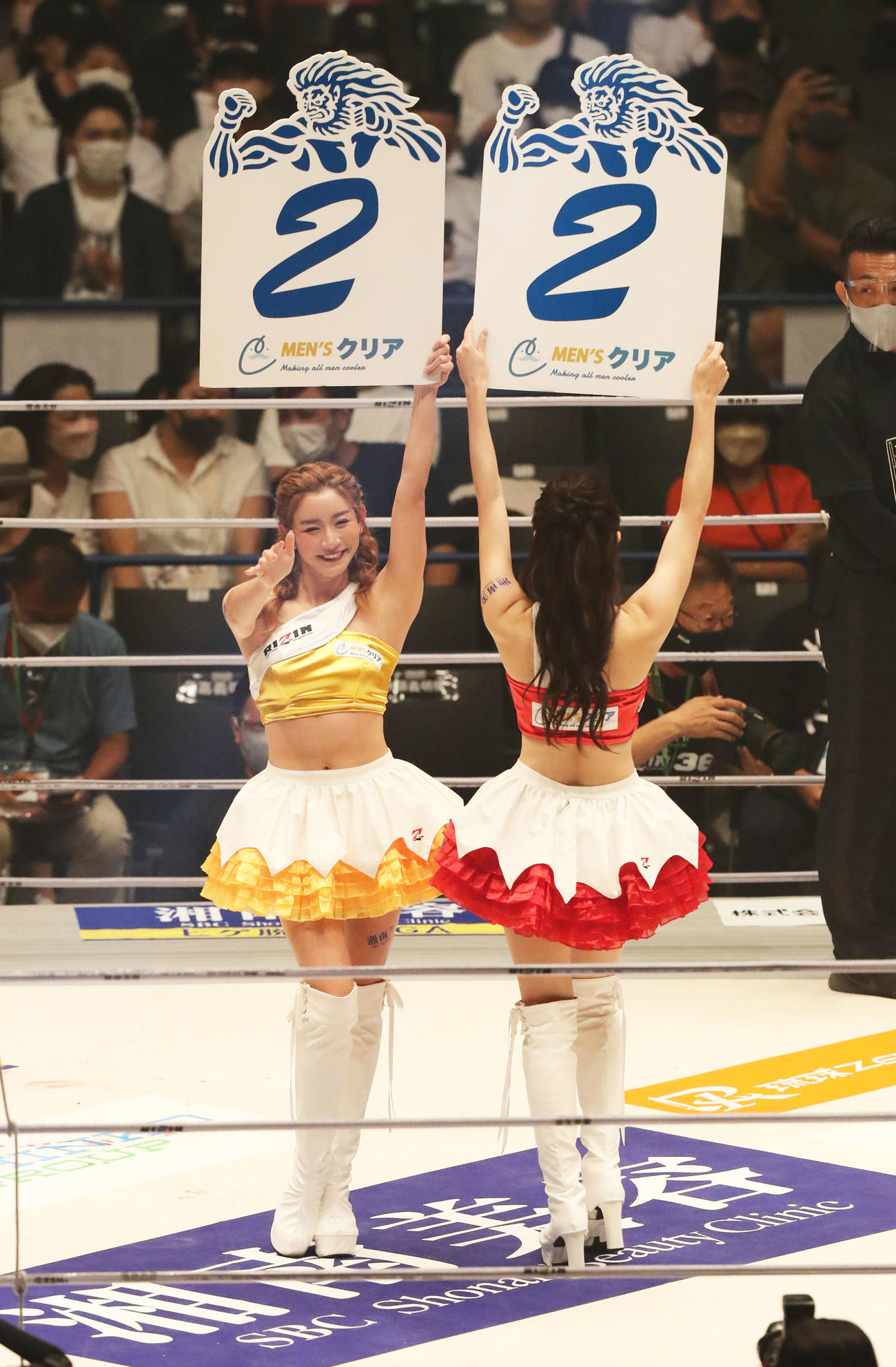 宮城寛克対吉野友規　2回、ポーズを決めるラウンドガール（撮影・屋方直哉）