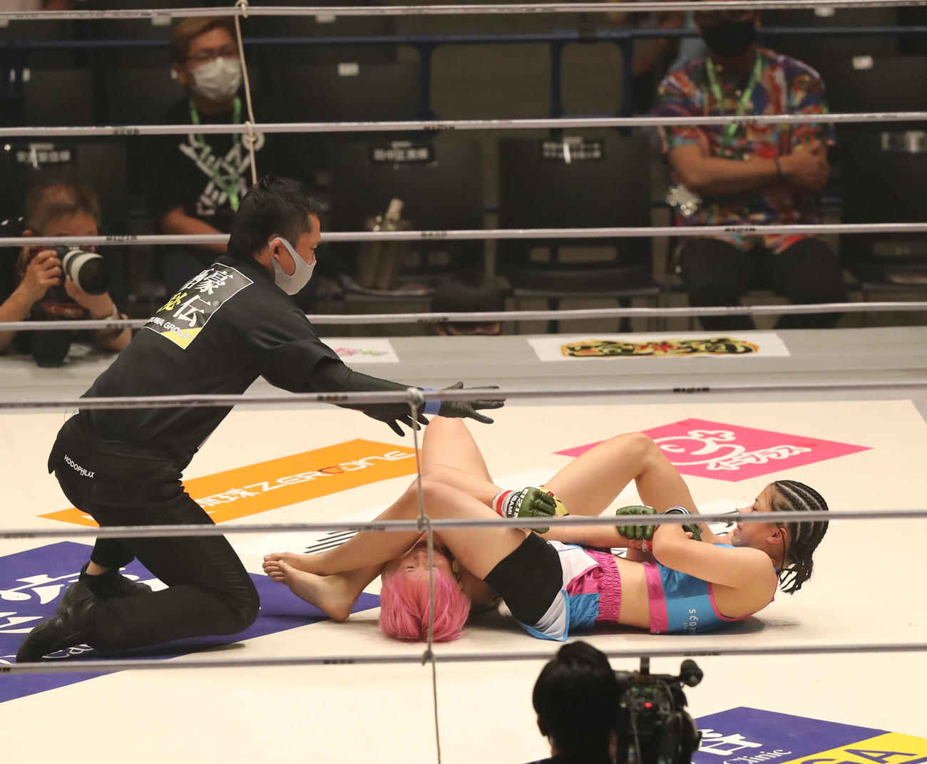 にっせー対須田萌里　1回、にっせーの腕を取り勝利する須田（撮影・屋方直哉）