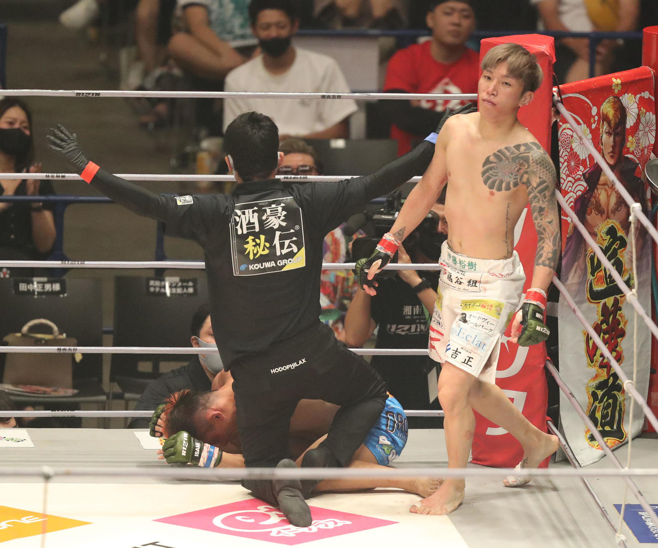 伊藤裕樹対宮城友一　1回、宮城友（左）TKOで勝利した伊藤（撮影・屋方直哉）