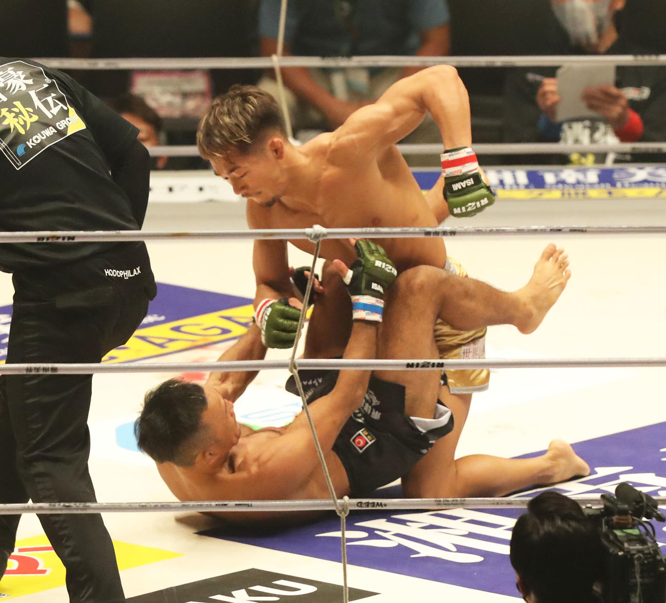 村元友太郎対BJ 2回、BJ（下）に馬乗りになりパンチを見舞う村元（撮影・屋方直哉）