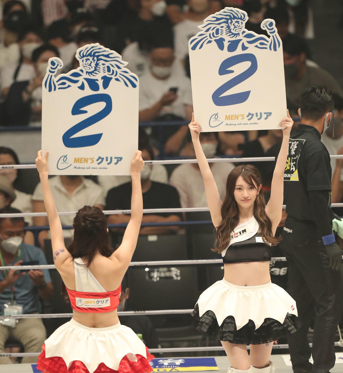 村元友太郎対BJ 2回を示すRIZINガールの東海林里咲（撮影・屋方直哉）
