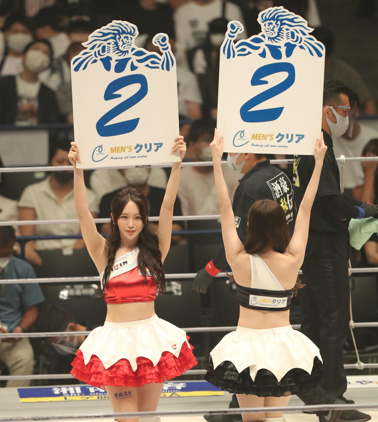 村元友太郎対BJ 2回を示すRIZINガールの福江ななか（撮影・屋方直哉）