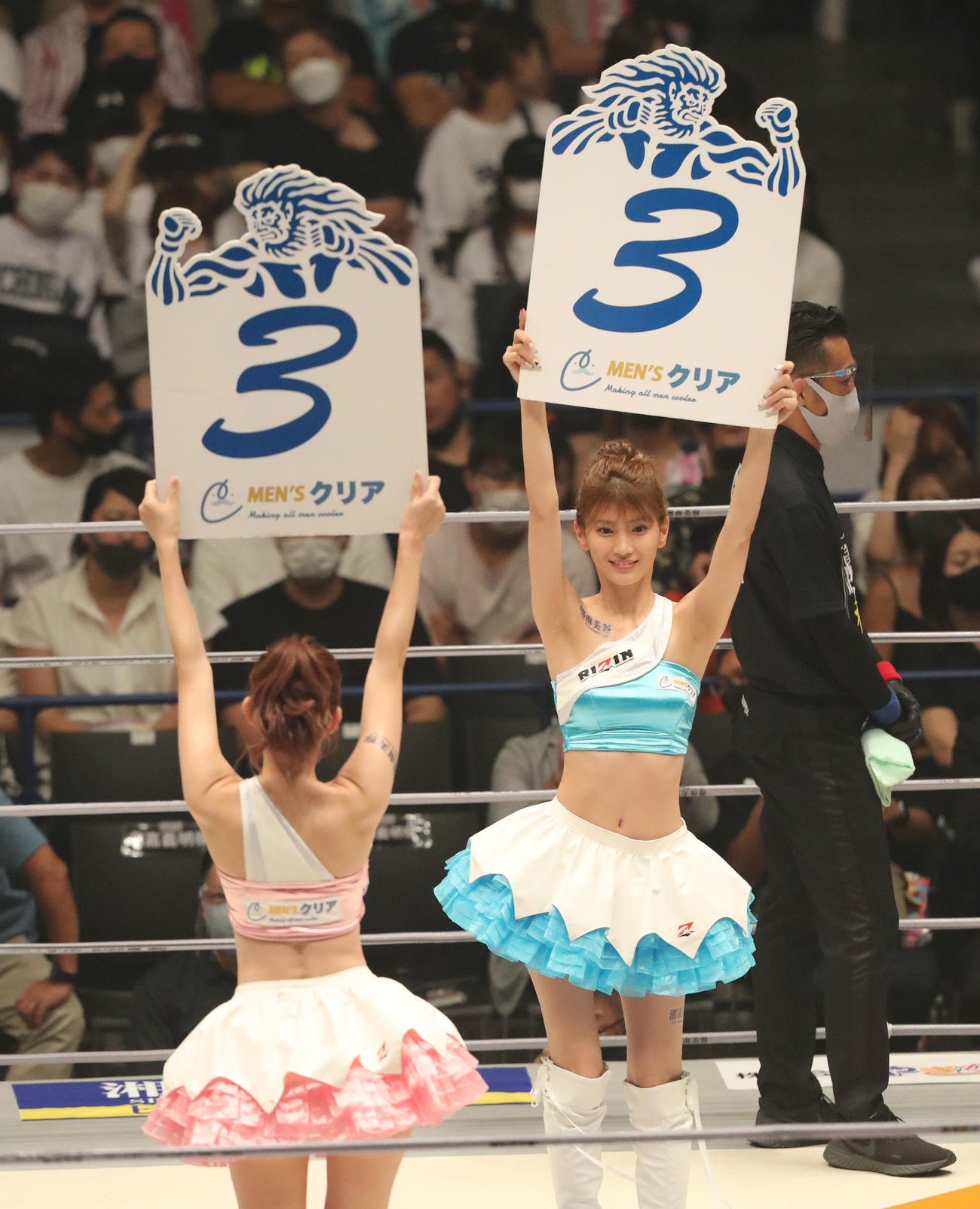 大雅対新田宗一朗　3回を示すRIZINガールの辻門アネラ（撮影・屋方直哉）