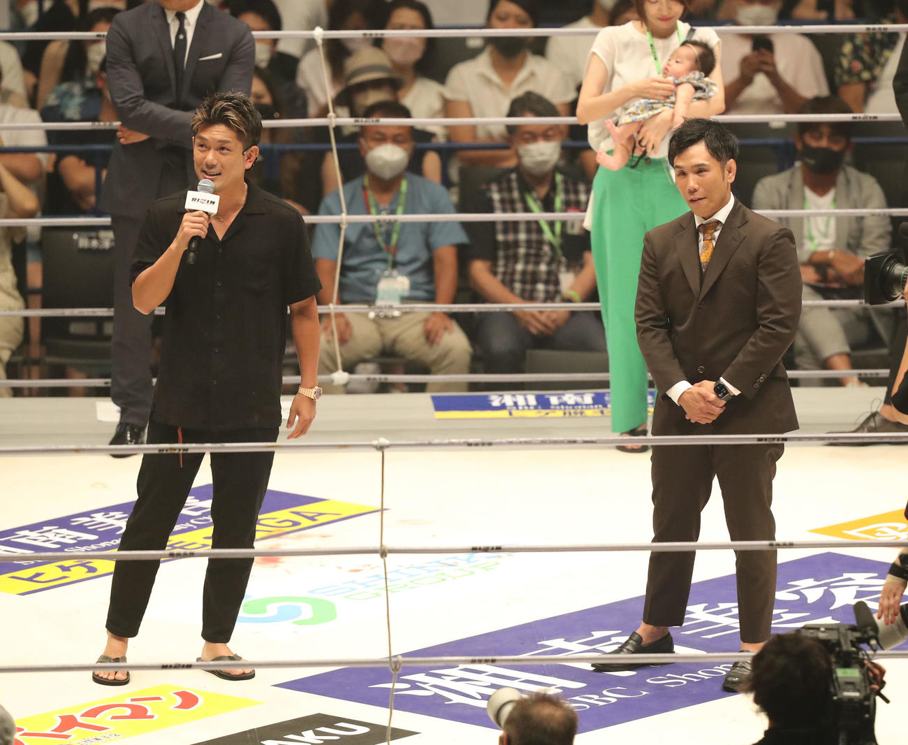 大雅対新田宗一朗　祖根寿麻（右）引退式で感謝の言葉を述べる皇治（撮影・屋方直哉）