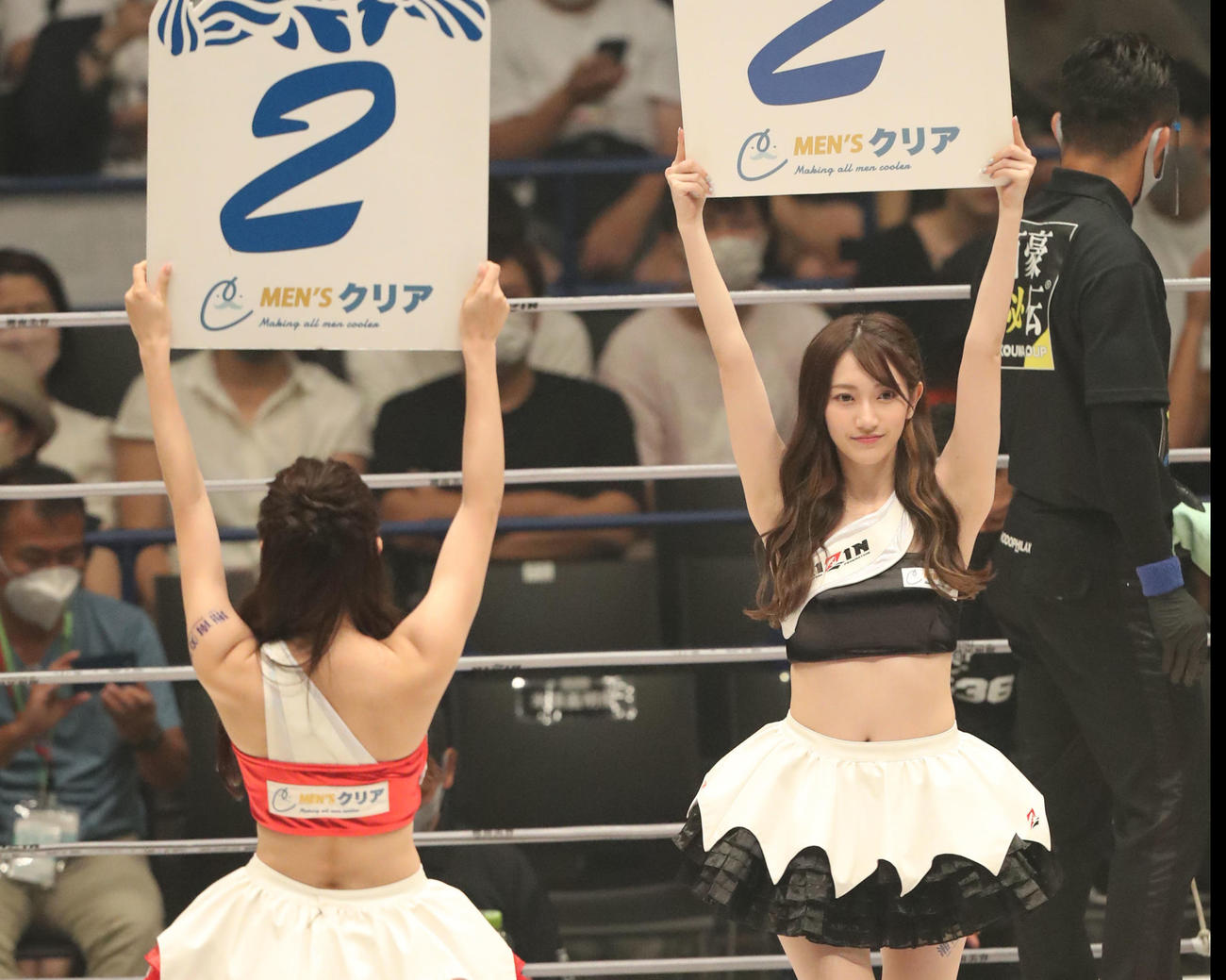 村元友太郎対BJ 2回を示すRIZINガールの東海林里咲（撮影・屋方直哉）