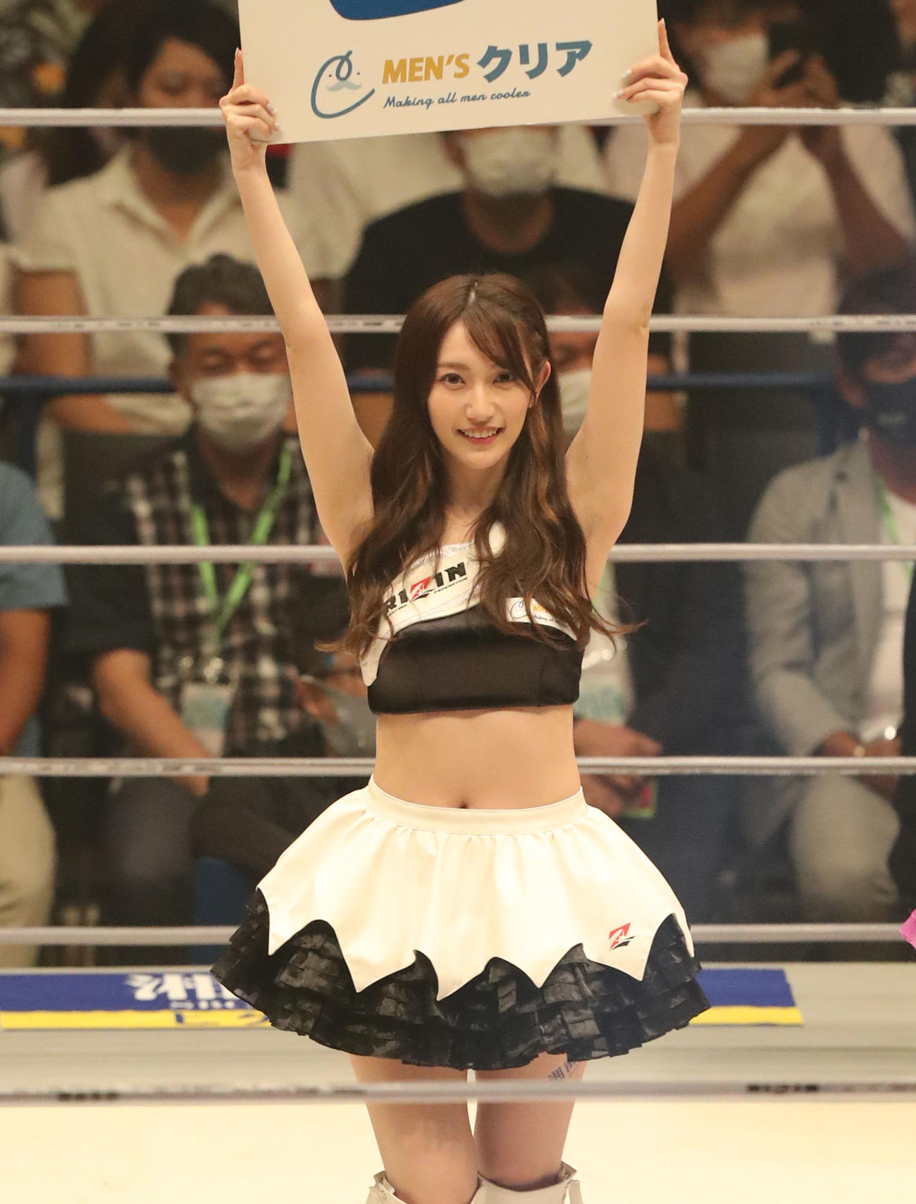 笑顔を見せるRIZINガールの東海林里咲（撮影・屋方直哉）