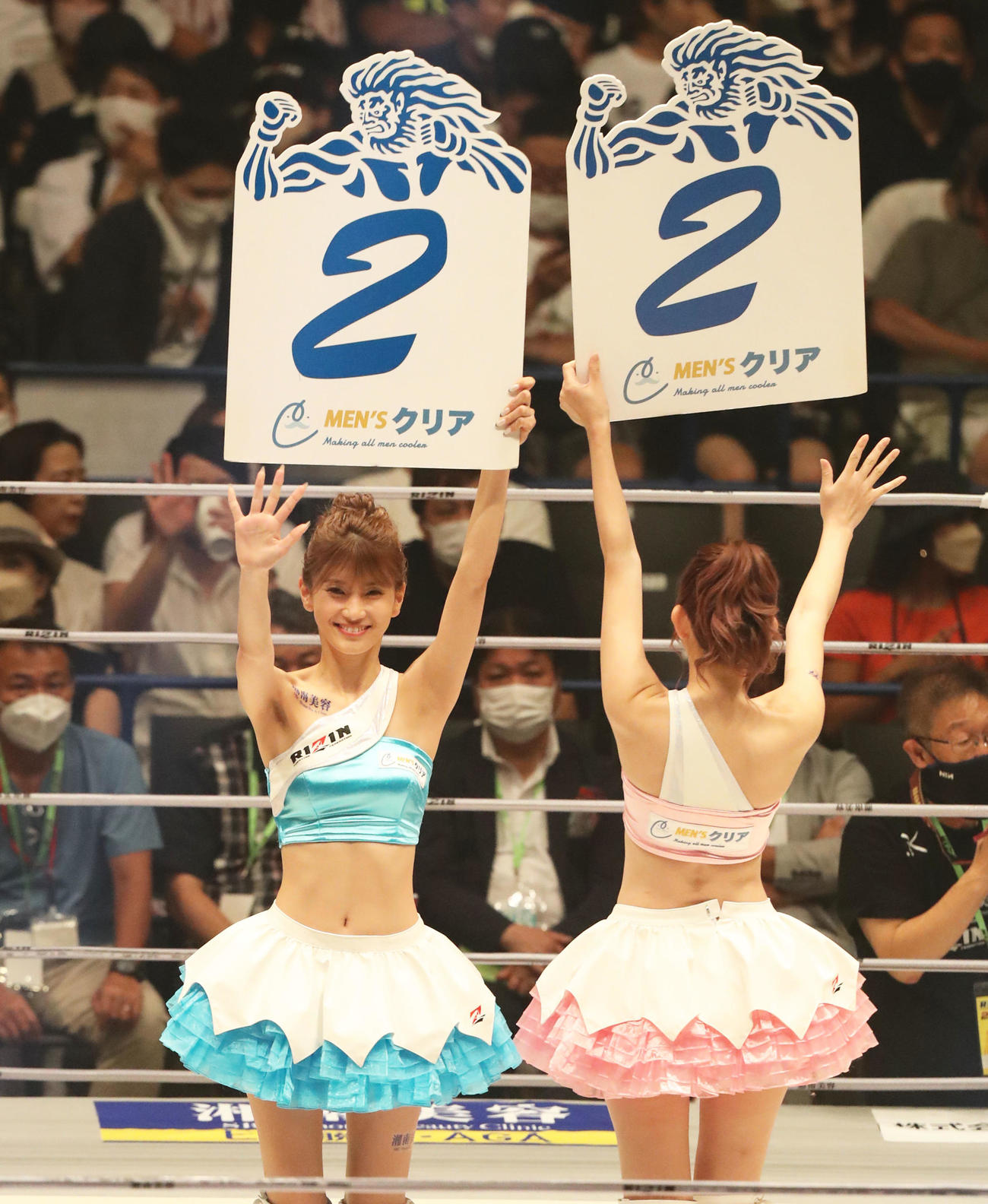 笑顔で手を振るRIZINガールの辻門アネラ（撮影・屋方直哉）