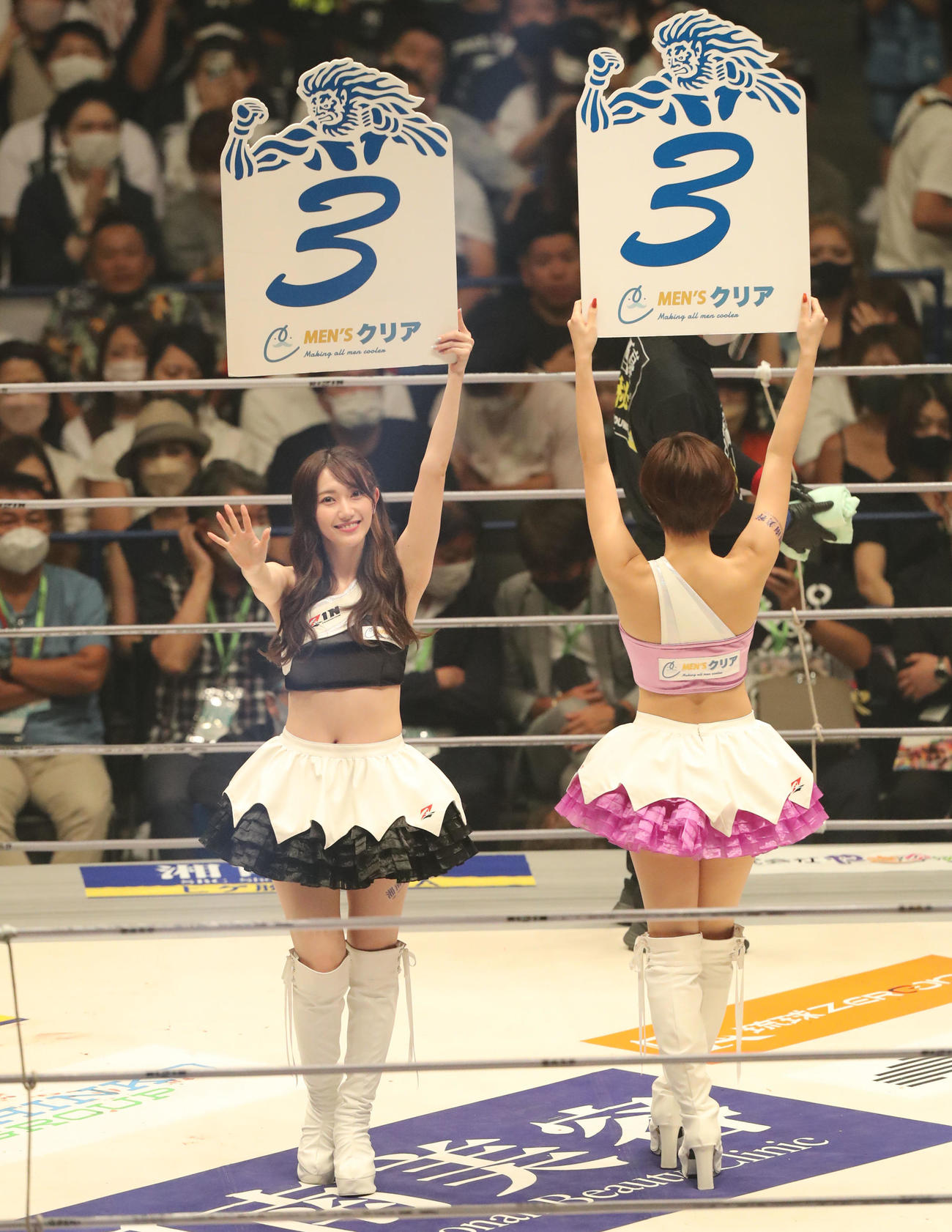 笑顔で手を振るRIZINガールの東海林里咲（撮影・屋方直哉）