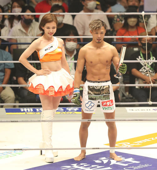 砂辺光久対中務修良　砂辺に勝利し、RIZINガールのあきぴと記念撮影をする中務（撮影・屋方直哉）