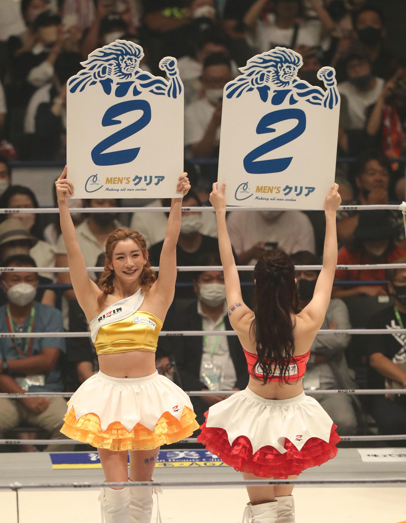 昇侍対ヤン・ジヨン　2回を示すラウンドガール（撮影・屋方直哉）