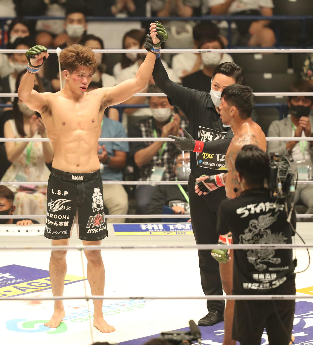 カイル・アグォン対山本空良　カイル・アグォン（右）に勝利し、ガッツポーズをする山本空（撮影・屋方直哉）