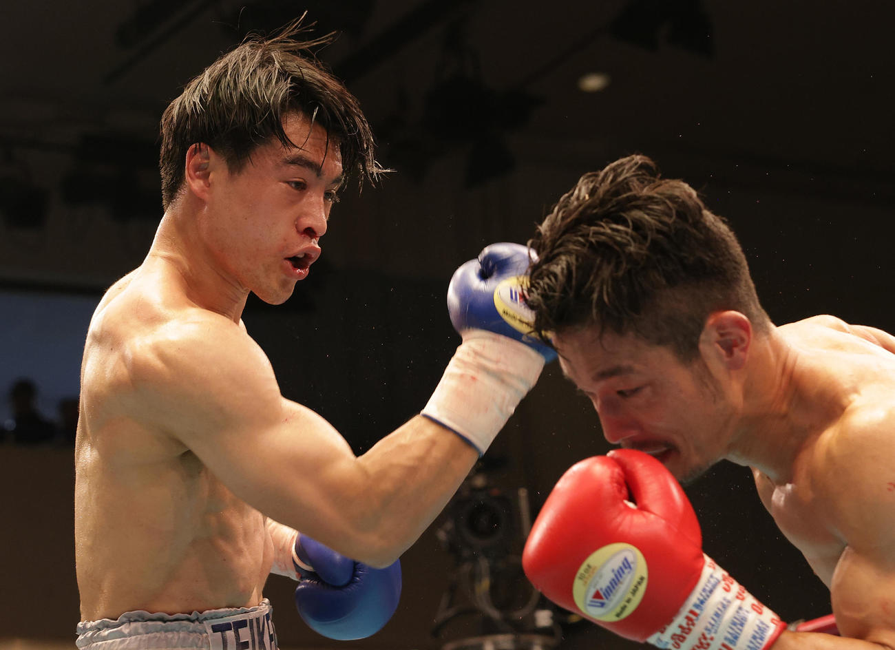 2回、マッチョパパ一基（右）に右アッパーを浴びせる赤井英五郎（撮影・中島郁夫）