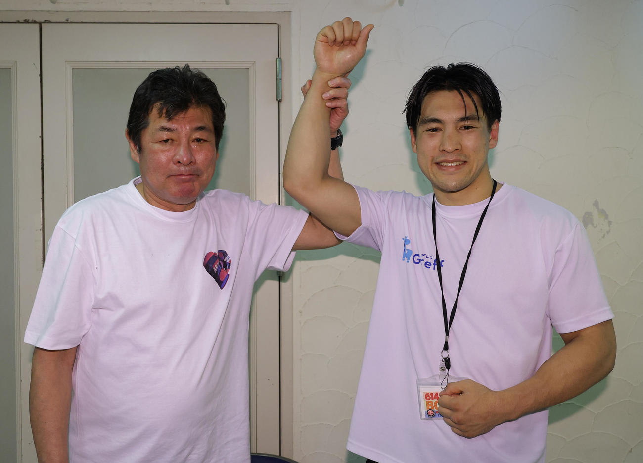初勝利した赤井英五郎（右）は父・赤井英和から祝福を受ける（撮影・中島郁夫）