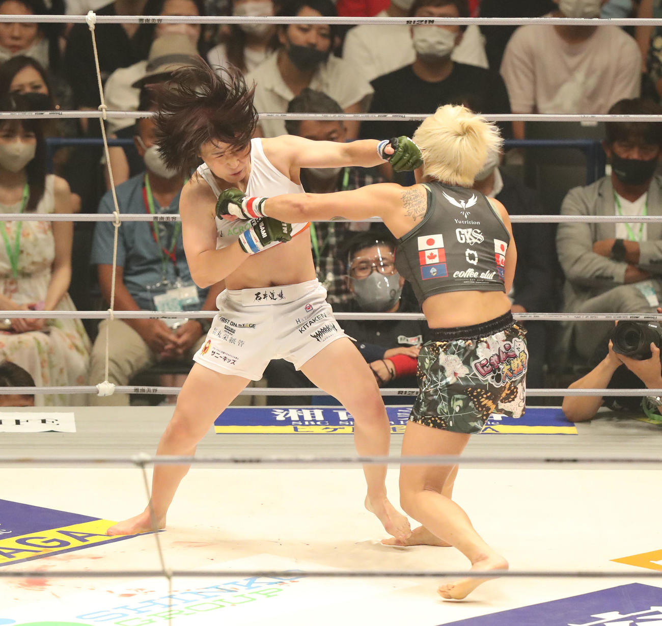 山本美憂対大島沙緒里　2回、山本美にパンチを見舞う大島（撮影・屋方直哉）