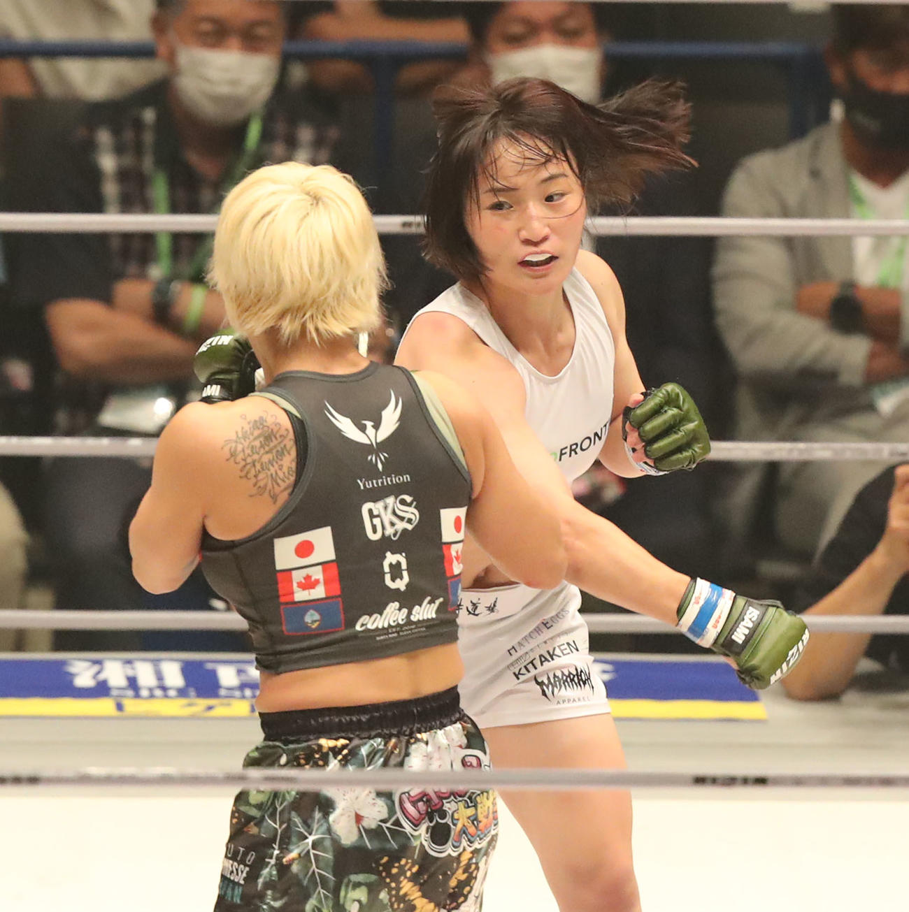 山本美憂対大島沙緒里　3回、山本美にパンチを見舞う大島（撮影・屋方直哉）
